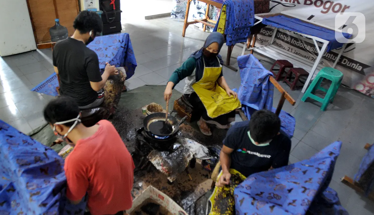 Perajin menyelesaikan proses pembuatan batik di  Batik Tradisiku, Bogor, Jawa Barat, Kamis (6/8/2020). Anjloknya penjualan batik mencapai 50 hingga 60 persen selama masa pandemi ini. (merdeka.com/Arie Basuki)