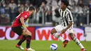 Gelandang Juventus, Juan Cuadrado (kanan) bersaing dengan bek AC Milan, Alessio Romagnoli pada pekan ke-4 Liga Italia di Allianz Stadium, Senin (20/9/2021) dini hari WIB. Menghadapi AC Milan, Juventus harus puas dengan hasil 1-1. (Marco Alpozzi/LaPresse via AP)