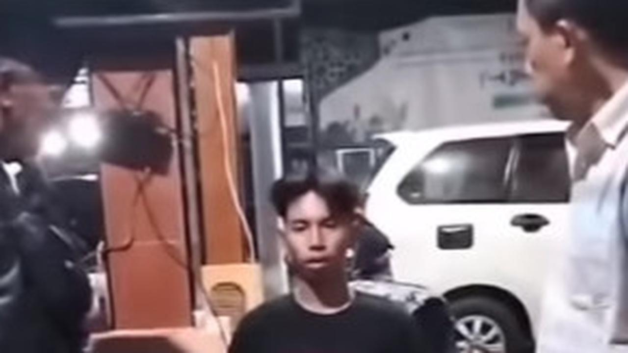 Edan! Anak Tega Pukul Ayah & Ibunya Hingga Bonyok, Disidang Warga Malah Melawan