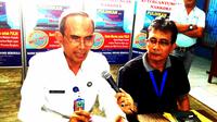 Kepala BNNP Bengkulu Kombes Pol Budiharso mengumumkan hasil pemeriksaan laboratorium terhadap Bupati Bengkulu Selatan Dirwan Mahmud. (Liputan6.com/Yulardi Hardjoputra)