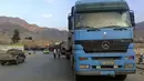 Truk-truk terdampar yang sarat dengan pasokan untuk Afghanistan, berbaris di jalan raya setelah penguasa Taliban Afghanistan menutup titik penyeberangan perbatasan utama Torkham, di Landi Kotal, sebuah daerah di distrik Khyber Pakistan di sepanjang perbatasan Afghanistan, Selasa (21/2/2023). Penutupan itu juga mebuahkan kerugian bisnis di kedua pihak, kata Kamar Dagang dan Industri Bersama Pakistan-Afghanistan (PAJCCI). (AP Photo/Qazi Rauf)
