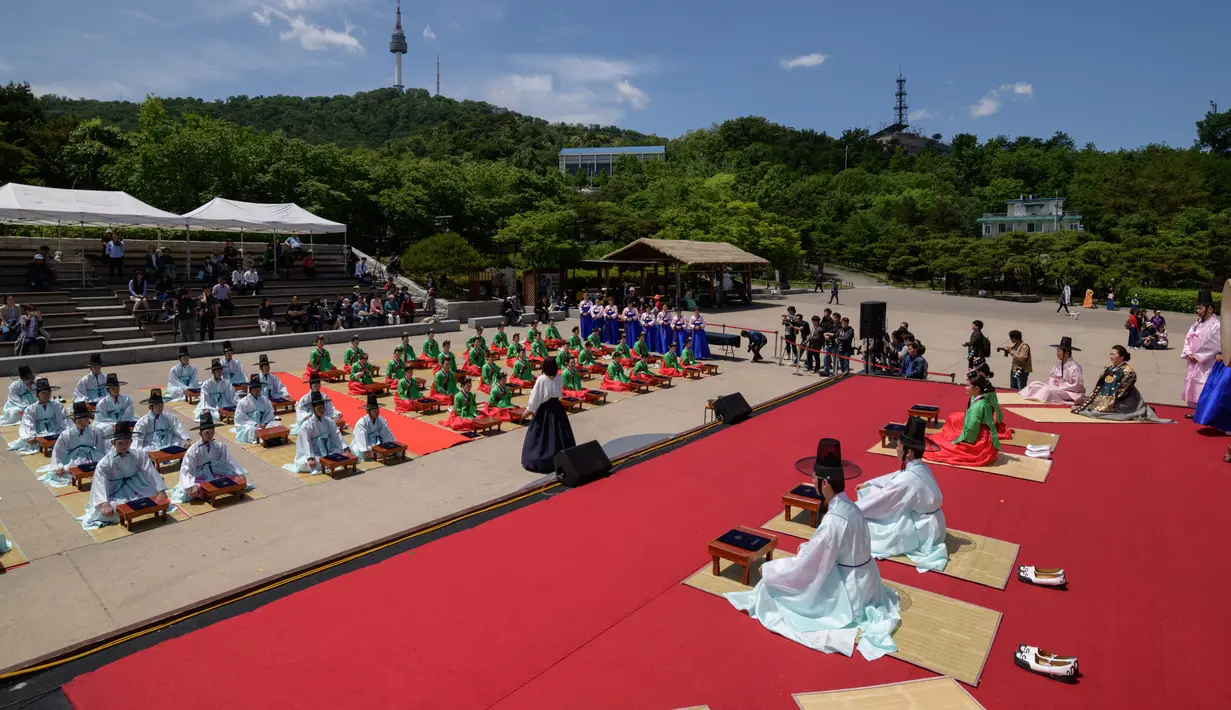 Suasana ritual upacara “Coming of Age” di tengah Namsan Hanok Village di Seoul, Senin (20/5/2019). Di Korea Selatan, Coming of Age Day atau hari kedewasaan dirayakan secara nasional setiap tahun pada hari Senin ketiga di bulan Mei. (Ed JONES/AFP)
