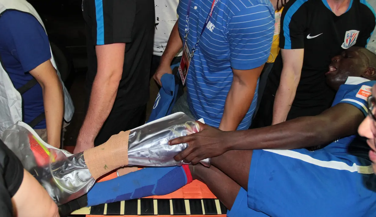 Mantan striker Chelsea, Demba Ba saat ditandu keluar setelah mengalami tekel horor dari bek Shanghai SIPG, Sun Xiang di laga derby melawan Shanghai SIPG di Liga Super China, (17/7).  (PHOTO/STR/Cina OUT)
