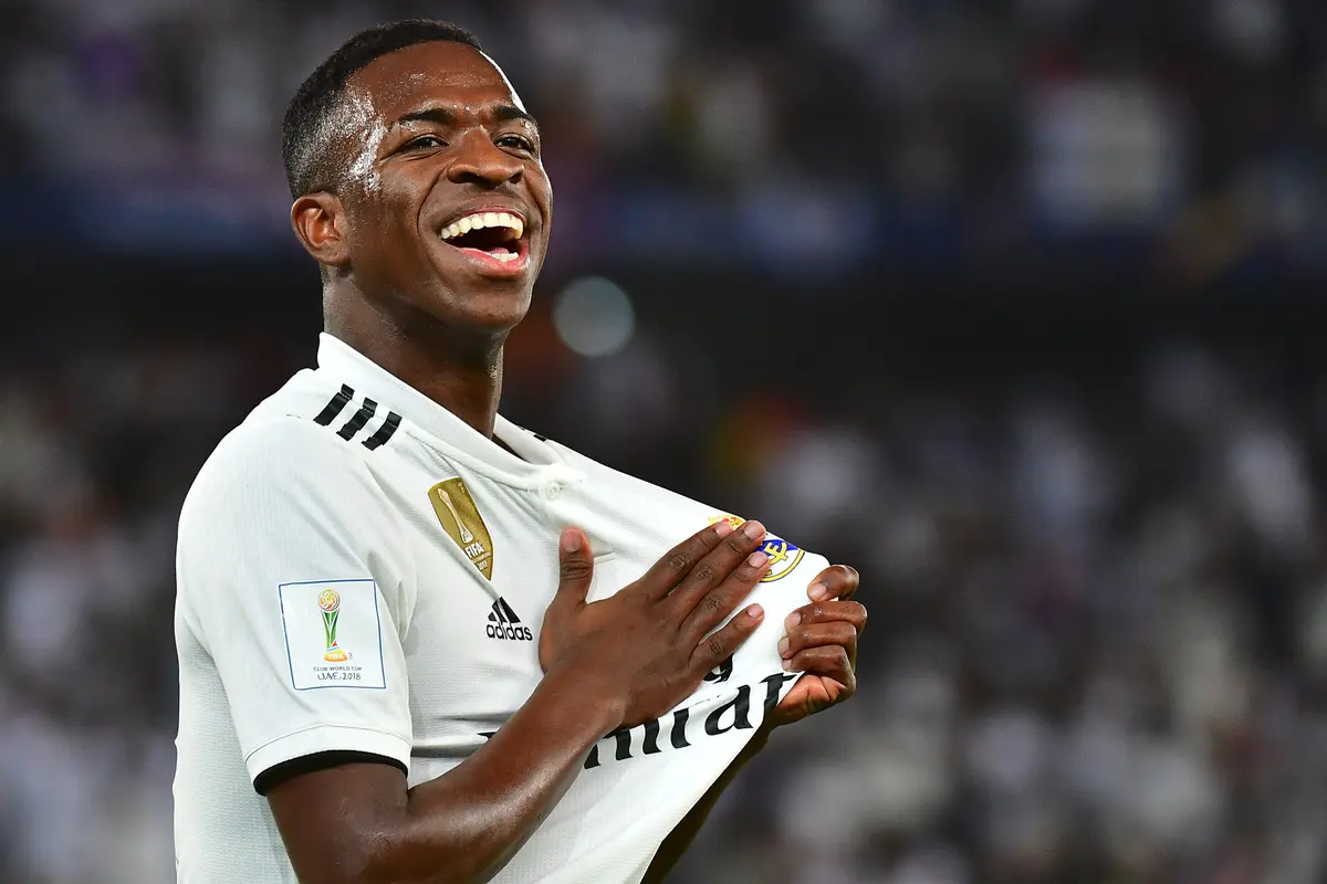 Striker Real Madrid, Vinicius Junior, merayakan kemenangan atas Al-Ain pada laga final Piala Dunia Antarklub di Stadion Zayed Sports City, Abu Dhabi, Sabtu (22/12). Al-Ain kalah 1-4 dari Madrid. (AFP/Giuseppe Cacace)