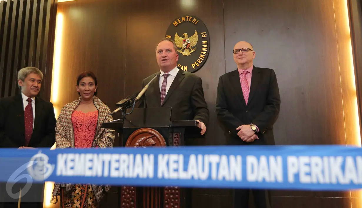 Menteri Pertanian dan Sumber Daya Air Australia, Hon Barnaby Joyce (kedua kanan) memberikan keterangan pers terkait pemberantasan illegal fishing di Kementerian Kelautan dan Perikanan, Jakarta, Rabu (7/10/2015) .(Liputan6.com/Angga Yuniar)