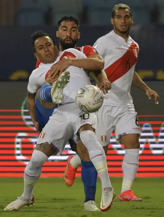 Bek timnas Paraguay, Alberto Espinola dan gelandang Peru, Christian Cueva berebut bola pada perempat final Copa America 2021 di Estadio Olimpico Pedro Ludovico, Brasil, Sabtu (3/7/2021) dini hari WIB. Peru mengalahkan Paraguay dalam drama adu penalti dengan skor 4-3. (NELSON ALMEIDA / AFP)