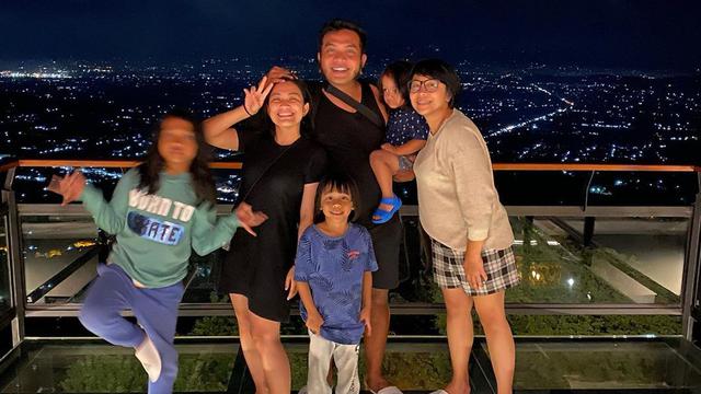 Poligami, Ini 7 Potret Harmonis Erix Soekamti dengan Istri Pertama