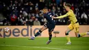 Pada menit ke-7 Kylian Mbappe mencetak gol keduanya ke gawang Club Brugge untuk membawa PSG unggul 2-0. Sepakan voli kaki kanannya usai menerima umpan lambung Angel Di Maria bersarang telak di gawang Simon Mignolet. (AFP/Franck Fife)