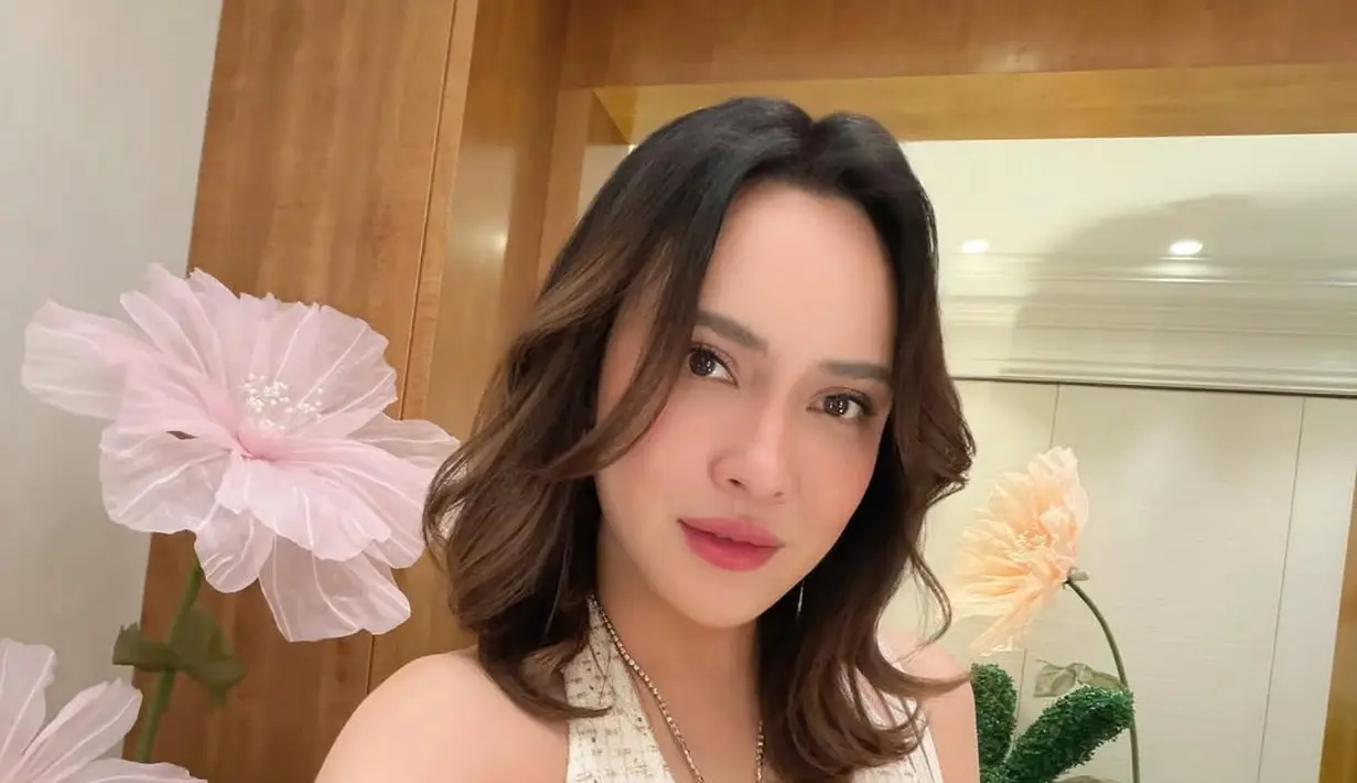 Shandy Aulia nampak kenakan beberapa aksesori yang lengkapi tampilannya. Seperti kalung mutiara Chanel berbentuk butterfly [@shandyaulia]