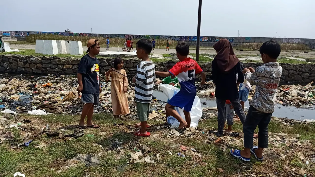 Secuplik Usaha Membangkitkan Kesadaran Pilah Sampah di Tempat Pembuangan Sampah Liar
