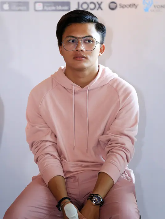 Bukan hal mudah bekerja sama dengan orang baru. Begitu juga dirasakan oleh remaja yang biasa disapa Ikki tersebut. Lantas apa yang menjadi kesulitannya. Apalagi, ketiganya memiliki kesibukan masing-masing. (Deki Prayoga/Bintang.com)