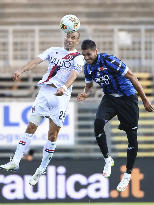 Pemain Bologna Rodrigo Palacio (kiri) berebut bola dengan pemain Atalanta Palalino Atalanta pada pertandingan Liga Italia Serie A di Stadion Gewiss, Bergamo, Italia, Selasa (21/7/2020). Atalanta menang 1-0 dan kembali menempati posisi dua klasemen. (Giuseppe Zanardelli/LaPresse via AP)