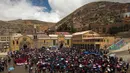 Sejumlah penduduk menghadiri Misa dalam prosesi untuk menghormati Our Lady of Socavon di Oruro, Bolivia (1/3). Seniman yang bernama Rilda Paco itu mendapat kritikan dari sejumlah negara yang menganut Katolik Roma. (AP Photo/Juan Karita)
