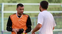 Kiper asal Serbia, Srdan Ostojic, ikut seleksi di Arema. (Bola.com/Iwan Setiawan)