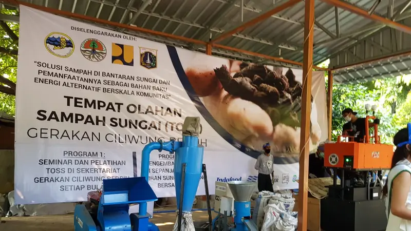 Inisiatif Ubah Sampah Sungai Ciliwung Jadi Listrik dengan Teknologi Peuyeumisasi