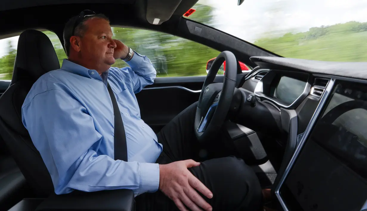 Jeff Solie mengemudikan mobil sedan Tesla listrik di dekat rumahnya, di New Berlin, Wis (13/07/2017). Sejumlah hotel dan stasiun pengisian listrik telah tersedia di Milwaukee. (AP Photo / Morry Gash)