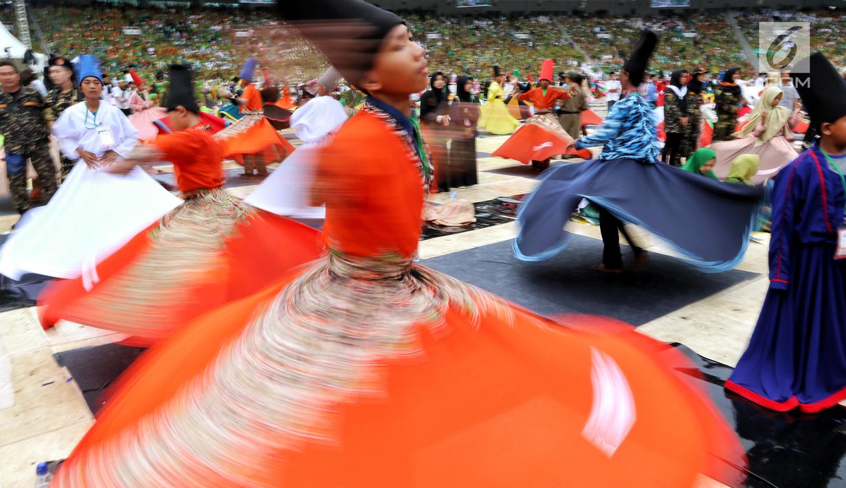 Penampilan penari sufi saat memeriahkan Harlah ke-73 Muslimat NU di SUGBK, Jakarta, Minggu (27/1). Para penari ini berasal dari Pondok Pesantren Savilil Muttaqin, Takeran, Magetan, Jawa Timur. (Liputan6.com/JohanTallo)