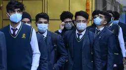 Siswa yang mengenakan masker tiba untuk ujian kenaikan kelas XII di lapangan sekolah di Kathmandu, Nepal, Senin (23/11/2020). Nasib sekitar 450.000 siswa kelas XII digantung akibat COVID-19 saat ujian yang dijadwalkan mulai 20 April ditunda karena lockdown pada 24 Maret lalu. (PRAKASH MATHEMA/AFP)