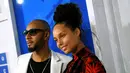 Swizz Beatz dan Alicia Keys berpose di karpet merah ajang MTV Video Music Awards 2016 di New York, Minggu (28/8). Wajah Alicia Keys tampak polos tanpa pulasan lipstik bahkan foundation maupun bedak tak ia kenakan. (Larry Busacca/Getty Images for MTV/AFP)