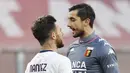 Adu argumentasi antara penjaga gawang Genoa Mattia Perin (kanan) dan pemain Cagliari Nahitan Nandez saat pertandingan lanjutan Liga Itali. (Foto: AP/LaPresse/Tano Pecoraro)