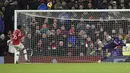 Pemain Manchester United, Anthony Elanga gagal mencetak gol dari titik penalti ke gawang Middlesbrough selama pertandingan putaran keempat Piala FA 2021/2022 di stadion Old Trafford di Manchester, Inggris, Sabtu (5/2/2022). MU kalah lewat adu penalti 7-8 dari Middlesbrough. (AP Photo/Jon Super)