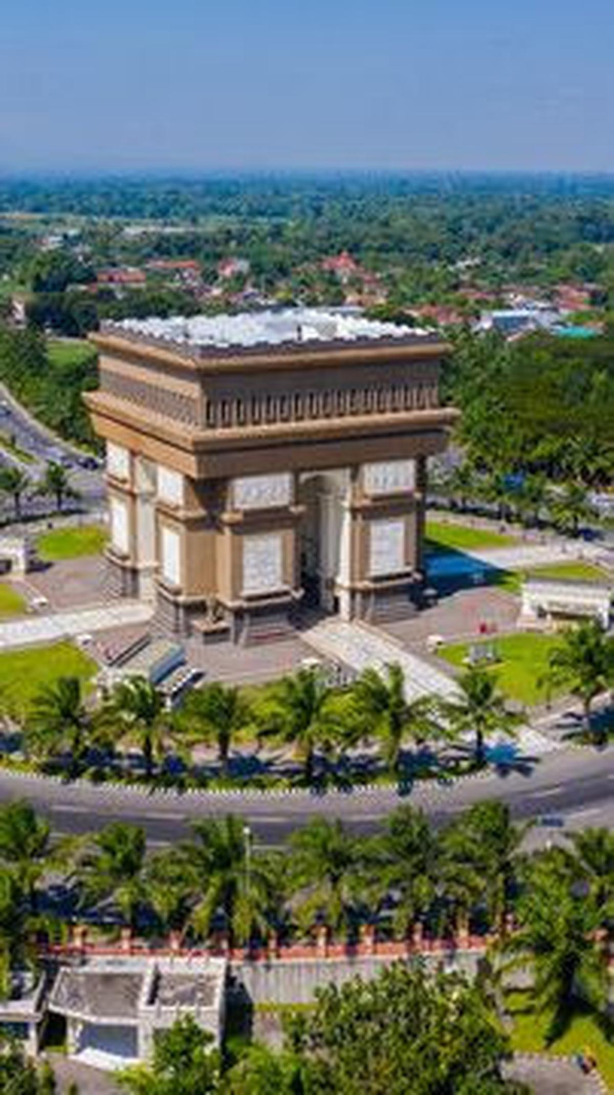 <b>1. Simpang Lima Gumul</b>
