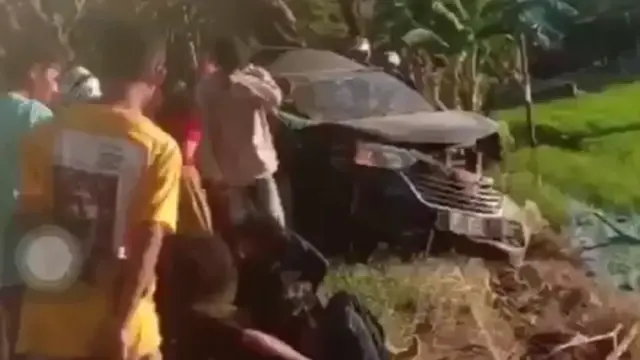 Lima orang mahasiswa Universitas Halu Oleo tewas usai mobil yang ditumpangi mengalami pecah ban dan menabrak pohon pelindung.(Liputan6.com/dokumen warga)