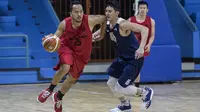 Pebasket Indonesia, Arki Dikania, melakukan dribble saat ujicoba melawan Satria Muda dan Pelita Jaya di GOR Soemantri, Jakarta, Selasa (7/8/2018). Indonesia menang 113-75 atas SM dan PJ. (Bola.com/Vitalis Yogi Trisna)