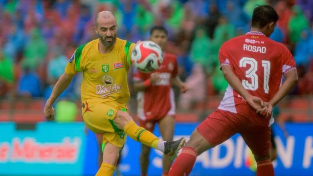 Semen Padang Vs Persebaya Surabaya.