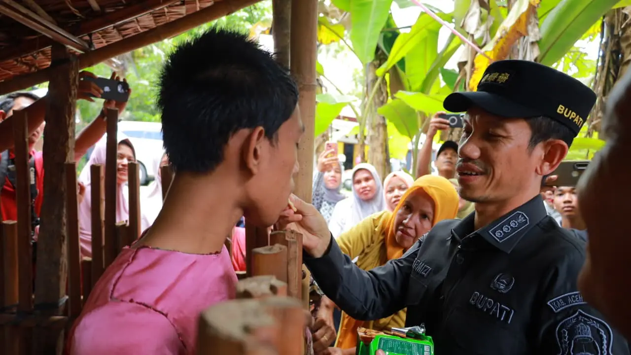 Bupati Aceh Barat Tarmizi   membebaskan anak gangguan jiwa yang dipasung orangtuanya karena hidup miskin. (Istimewa)