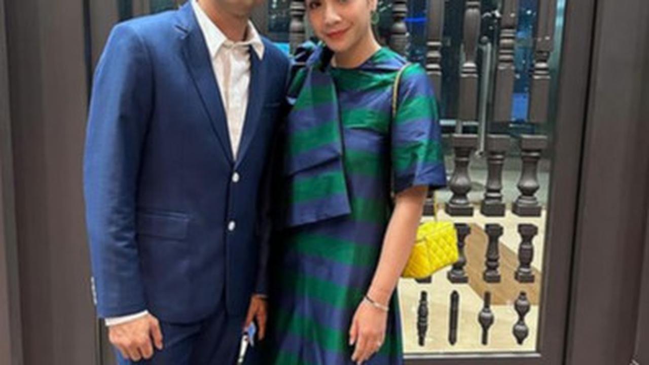 Kondangan Bareng Raffi Ahmad, Potret Nagita Slavina Tampil Cetar dengan Makeup Hasil Gelap-gelapan di Dalam Pesawat