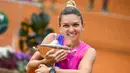 Petenis Romania, Simona Halep, memeluk trofinya saat meraih gelar juara Italia Terbuka 2020 di Foro Italico, Roma Italia, Senin (21/9/2020). Simona Halep menjuarai Italia Open 2020 setelah Karolina Pliskova mundur karena cedera pada menit ke-32. (AFP/Riccardo Antimiani/pool)