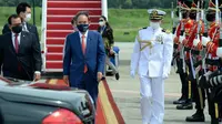 Perdana Menteri Jepang Yoshihide Suga berjalan menuju mobilnya setibanya di Bandara Halim Perdanakusuma, Jakarta, 20 Oktober 2020. Lawatan kenegaraan tersebut dalam rangka meningkatkan hubungan bilateral antar kedua negara. (Indonesian Presidential Palace via AP)