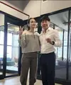 Shin Tae-young selalu tampil stylish di ragam kesempatan. Ia kerap kenakan kemeja, celana bahan, dan paduan sneakers untuk pesona gaya yang menjanjikan. [Foto: Instagram/ Shin Tae-young]
