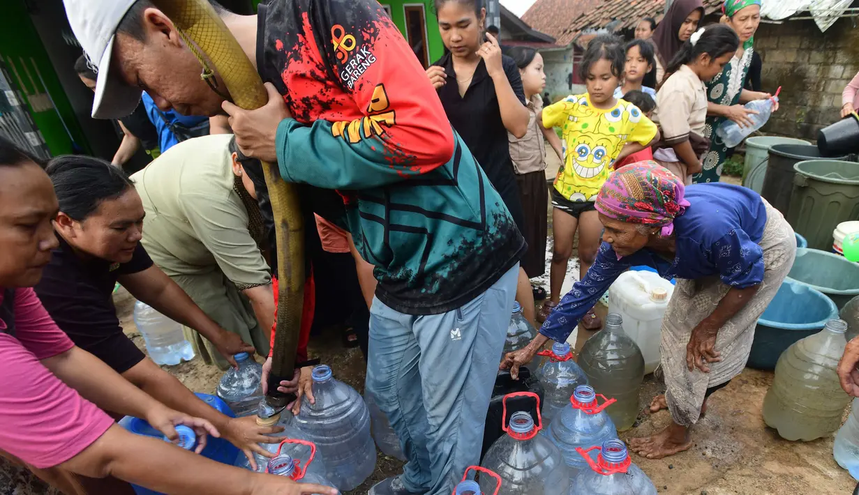 Warga antre mendapatkan air bersih saat pemberian bantuan air bersih yang dilakukan Relawan Gerak Bareng di Desa Cidokom, Bogor, Jawa Barat, Kamis, 30 Juli 2026. (KLY/Arie Basuki)