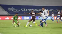 Bek Persib Bandung, Nick Kuipers (kanan) saat berusaha menghentikan pergerakan pemain PSM Makassar, Yakob Sayuri, pada laga tunda pekan ke-22 BRI Liga 1 2021/2022, Selasa (22/2/2022). Persib menang 2-0 dalam laga ini. (Bola.com/Abdi Satria)