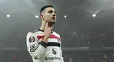 Pemain Manchester United, Diogo Dalot melakukan selebrasi setelah mencetak gol pertama timnya ke gawang FCBS dalam laga lanjutan Liga Europa 2024/2025 di National Arena Stadium, Bucharest, Romania, Jumat (31/01/2025). (AP Photo/Andreea Alexandru)