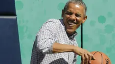 Presiden AS Barack Obama bermain basket saat perayaan Paskah Egg Roll di Gedung Putih,  Washington DC, Senin (6/4/2015). (Reuters/ Jonathan Ernst) 