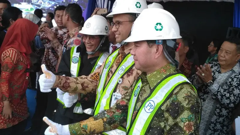 Menteri Kelautan dan Perikanan (MKP) Susi Pudjiastuti melakukan peletakan batu pertama (groundbreaking) Pasar Ikan Modern (PIM) Muara Baru, Jakarta, pada Kamis (8/2/2018). (Liputan6.com/achmad Dwi Apriyadi)