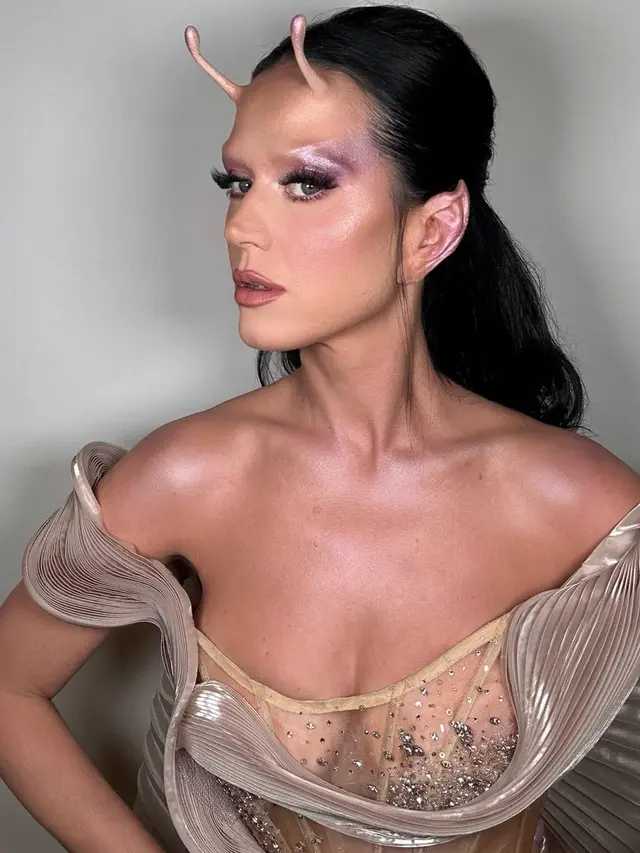 Gaya Unik Katy Perry yang Jadi Alien Cantik Pakai Busana Desainer Indonesi di Ulang Tahun Jeff Bezos