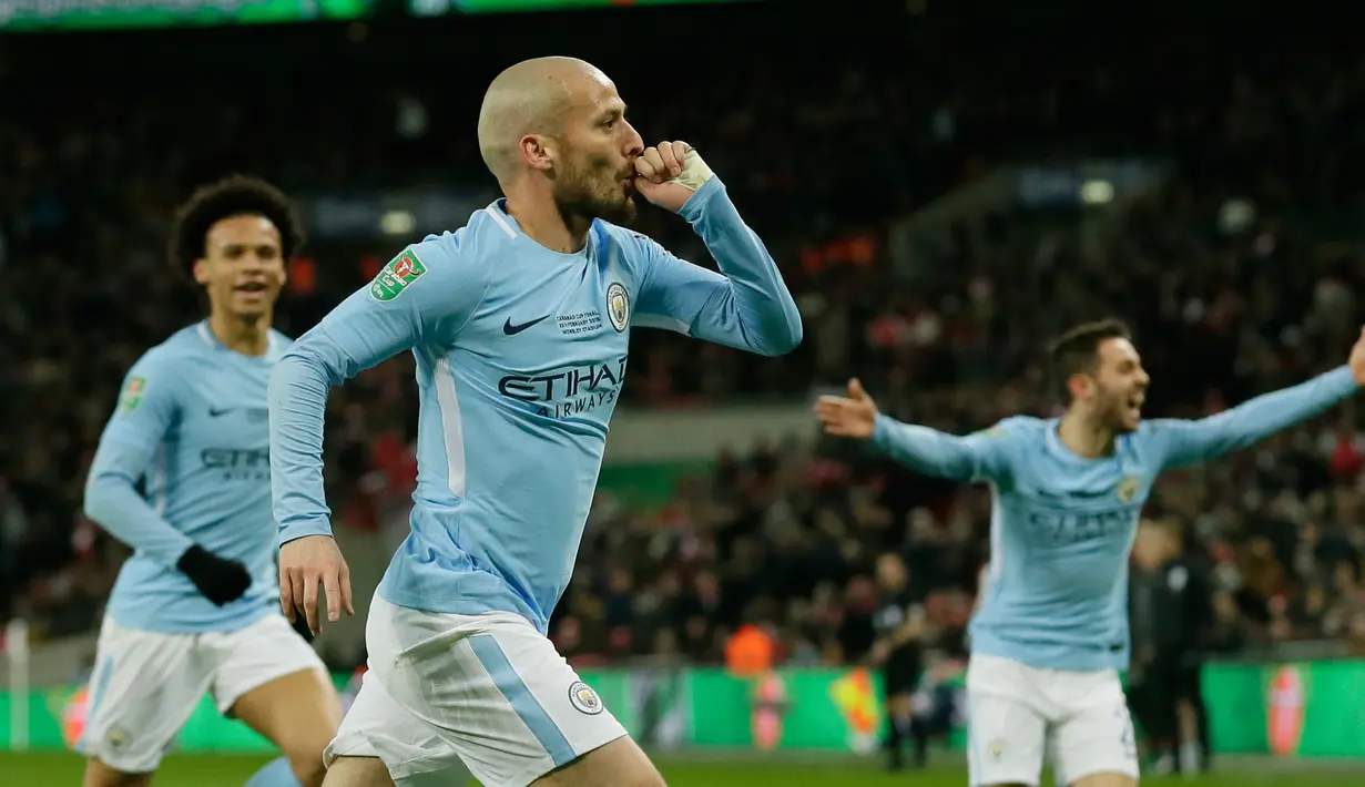 Pemain Manchester City, David Silva berselebrasi setelah mencetak gol ke gawang Arsenal dalam laga final Piala Liga Inggris di Stadion Wembley, Minggu (25/2). Manchester City menghancurkan Arsenal dengan skor telak 3-0. (AP/Frank Augstein)