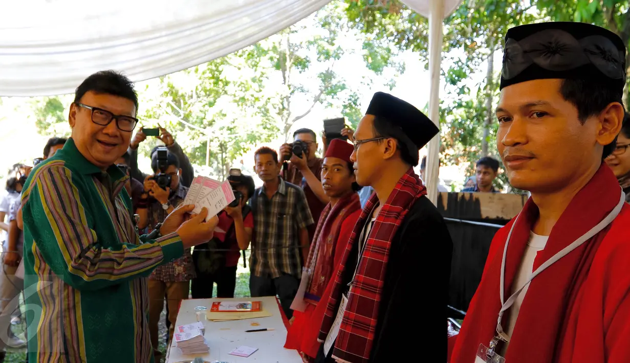 Menteri Dalam Negeri Tjahjo Kumolo saat menunjukkan surat suara di TPS 31 Kelurahan Pondok Benda, Tangerang Selatan, (9/12). Mendagri mengungkapkan Pilkada Serentak untuk saat ini berjalan aman dan lancar. (Liputan6.com/Fery Pradolo)