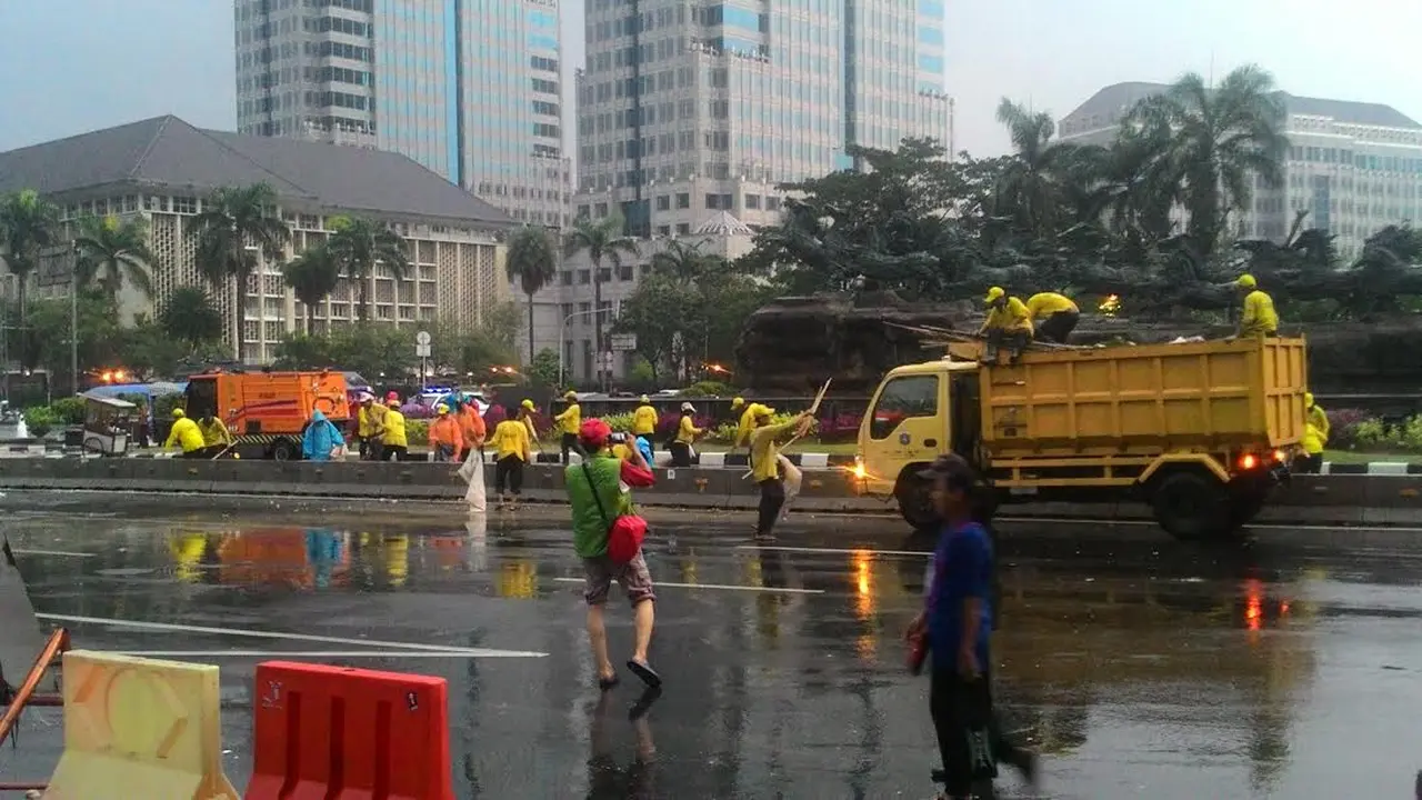 Pasukan Pelangi membersihkan sampah usai demo buruh (Liputan6.com/ Ahmad Romadoni) 