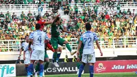 Penjaga gawang PSIS Semarang, Wahyu Tri Nugroho berjibaku menyelamatkan gawangnya dari serangan Persebaya. (Bola.com/Wahyu Pratama)
