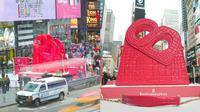 Button Scarves membuat instalasi tas besar di jantng kota New York. (Dok: Instagram @buttonscarves)