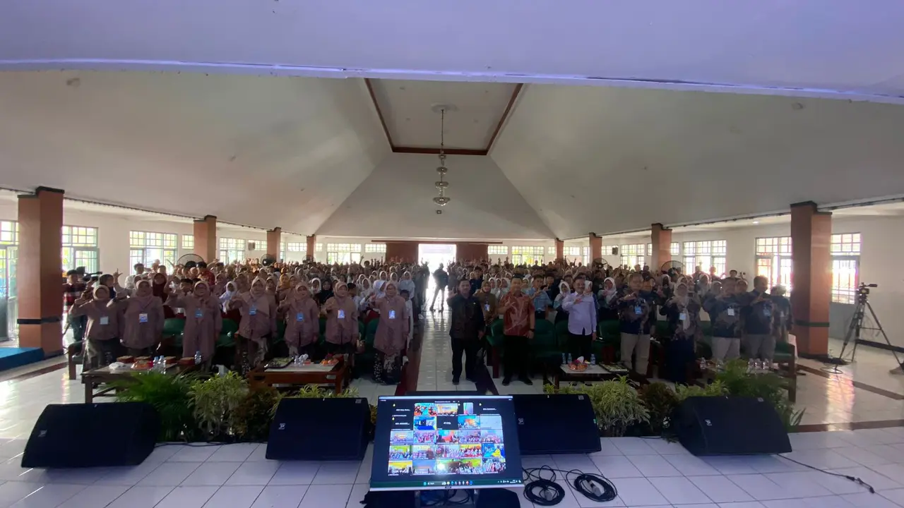 Kemenkominfo berkolaborasi dengan Dinas Pendidikan Kabupaten Sumedang, Jawa Barat melaksanakan Webinar Literasi Digital Sektor Pendidikan untuk meningkatkan literasi digital.