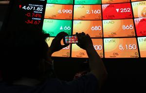 Pengunjung mengabadikan papan elektronik yang menampilkan pergerakan Indeks Harga Saham Gabungan (IHSG) di Bursa Efek Jakarta, Rabu (15/4/2020). Pergerakan IHSG berakhir turun tajam 1,71% atau 80,59 poin ke level 4.625,9 pada perdagangan hari ini. (Liputan6.com/Johan Tallo)