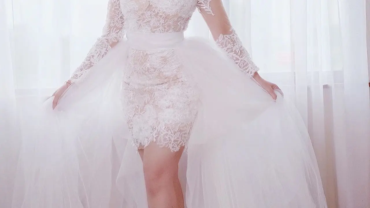 7 Potret Menawan Prilly Latuconsina Memakai Baju Pengantin