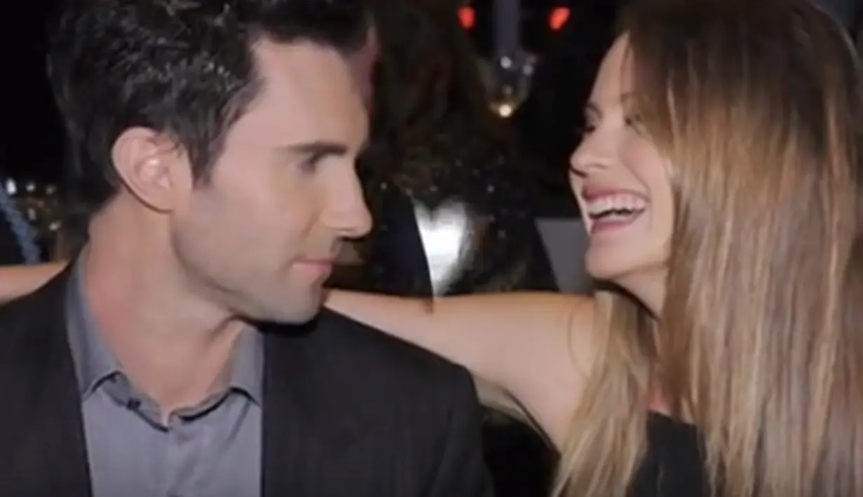 'Kami ahrus bekerja keras agar kenginan kami berhasil. Saya dan Behati Prinsloo akan memperhatikan semuanya. Jadi, kami juga belum tahu berapa anak yang akan kami punya. Lihat saja, nanti,' tambah Adam Levine. (Via Youtube.com)