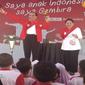 Presiden Jokowi hibur anak-anak dengan atraksi sulap di peringatan Hari Anak Nasional, di Pekanbaru, Riau.